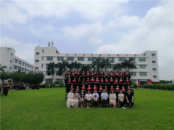 学生近期毕业照