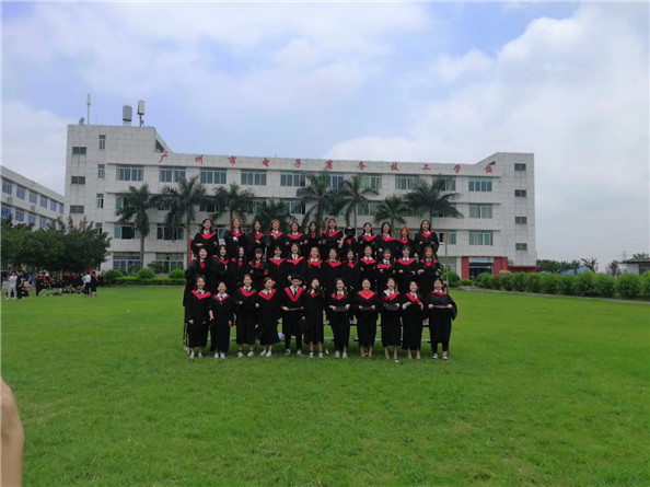 电子商务学生毕业照